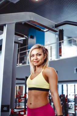 Kızın egzersizleri simülatörleri üzerinde yaptığı