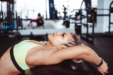 egzersiz için topu üzerinde oturan kız