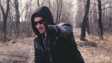 ceket ve başlık içinde adam