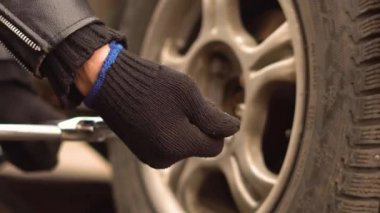 adam tekerlekli bir araba değiştirme