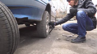 Rusya, Novokuzneck, 17.10.2017: bir adam bir lastik toplar