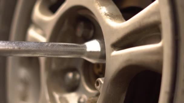 Человек меняет колесо на машине — стоковое видео