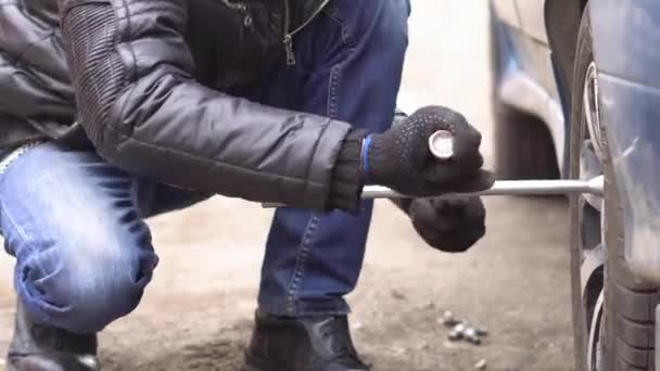 Hombre Cambiando Rueda Coche — Vídeos de Stock