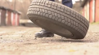 Garajda araba lastiği tutan makinist