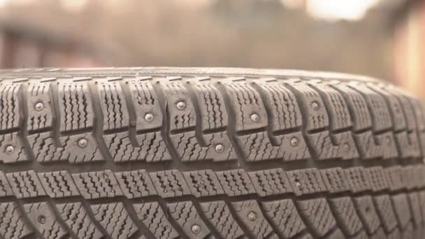 Monteur Auto Tire Houden Bij Garage — Stockvideo