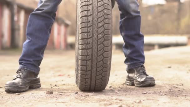机修工举行车库的汽车轮胎 — 图库视频影像