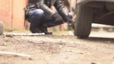 adam tekerlekli bir araba değiştirme