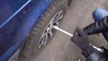 Rusya, Novokuzneck, 17.10.2017: bir adam bir lastik toplar