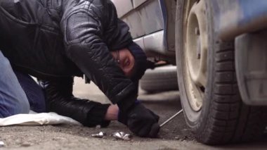 Rusya, Novokuzneck, 17.10.2017: bir adam bir lastik toplar