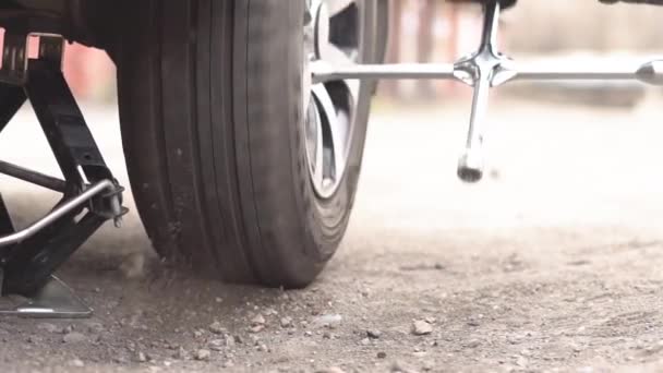 Russland Novokuzneck 2017 Ein Mann Rollt Einen Reifen — Stockvideo