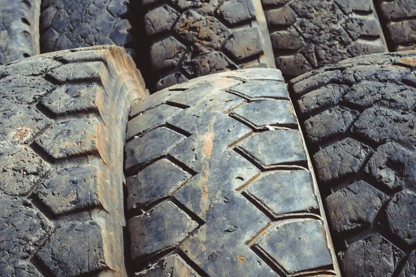 Eski lastikler damperli kamyon üzerinde — Stok fotoğraf