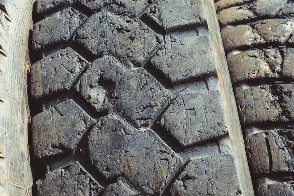 Eski lastikler damperli kamyon üzerinde — Stok fotoğraf