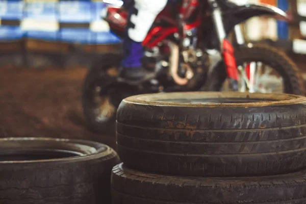 Neumáticos en la pista de deportes —  Fotos de Stock