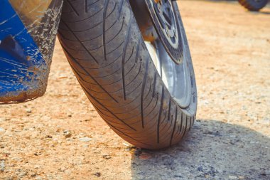 Motosiklet yol anlamına gelir.