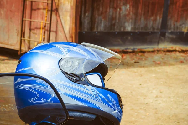 Casque de moto pèse sur la roue — Photo