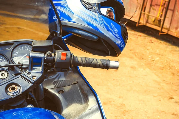 Motocicleta capacete pesa na roda — Fotografia de Stock