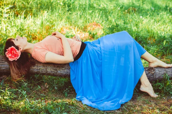 Mädchen schläft in der Natur — Stockfoto