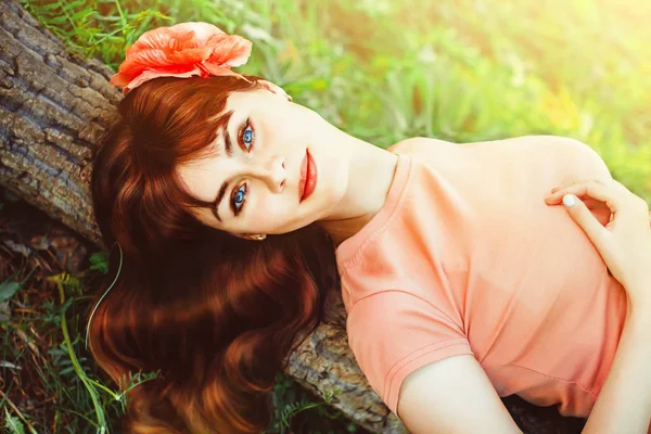 Menina dormindo na natureza — Fotografia de Stock