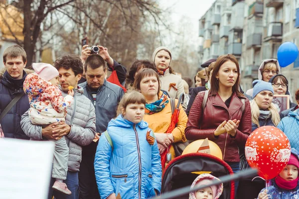 Novokuzneck, russland - 9. Mai 2018: Menschen feiern den Tag des Sieges in russland — Stockfoto