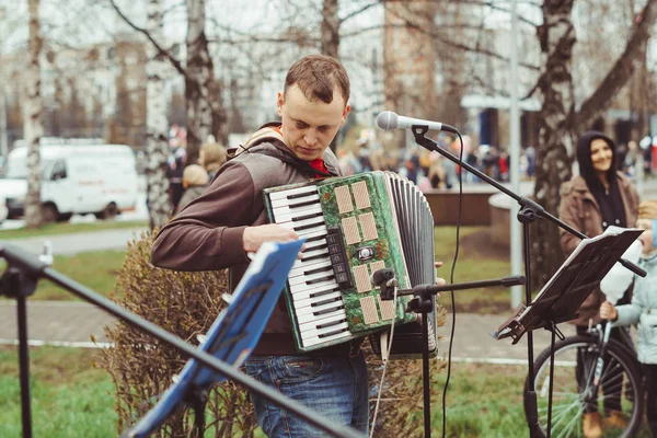 Rusland, Siberië, Novokoeznetsk - 9 mei 2017: muzikanten zingen in de straat — Stockfoto