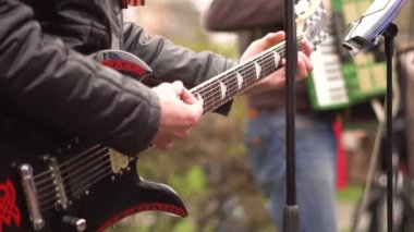 müzisyenler sokakta şarkı