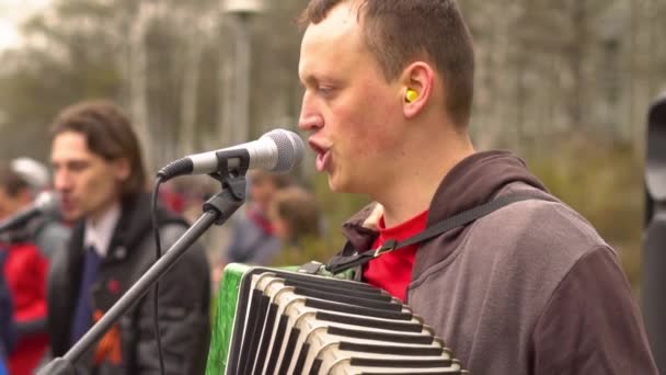 Russland Sibirien Novokuznetsk Mai 2017 Musiker Singen Auf Der Straße — Stockvideo