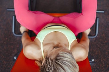 Kız bacaklar için egzersiz donanımları