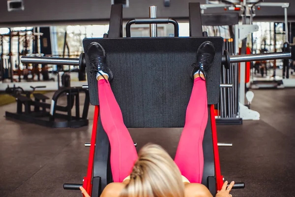 Chica equipo de ejercicio para las piernas — Foto de Stock