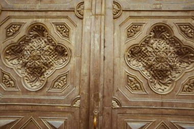 Demir kapıdaki desenler