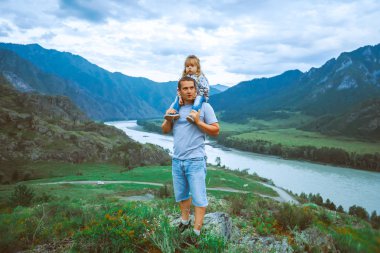 baba ve kızı dağların arka planında