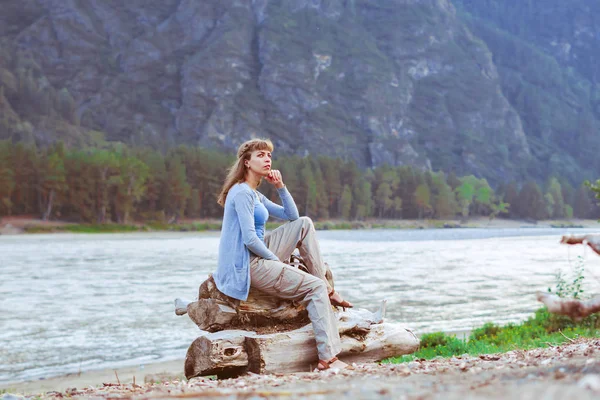 Mädchen sitzt am Fluss — Stockfoto