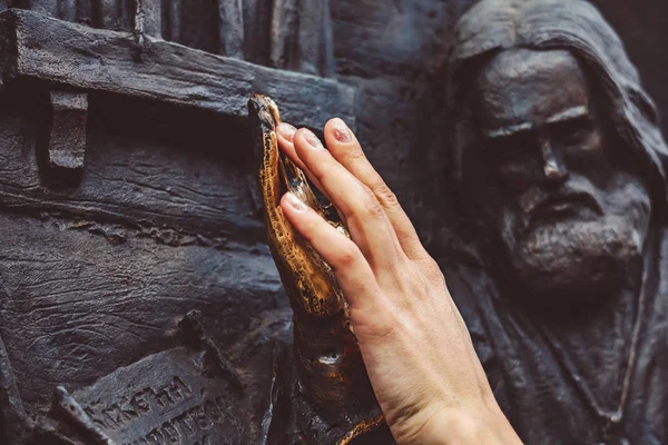 The bronze hand of the monument polished to a Shine — 스톡 사진