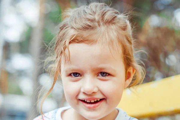 Klein meisje vreugdevolle op straat — Stockfoto