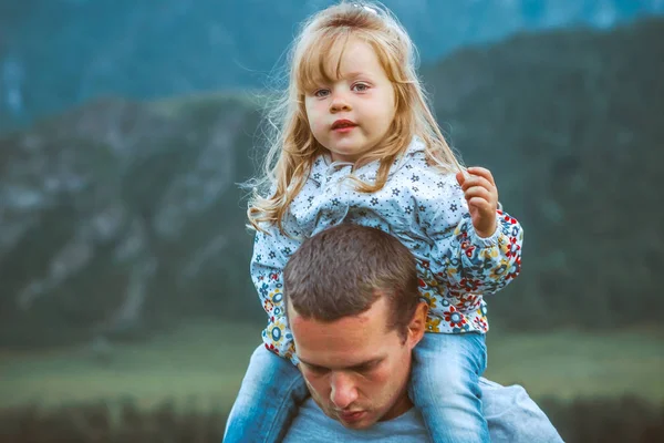 Papà e figlia sullo sfondo delle montagne — Foto Stock