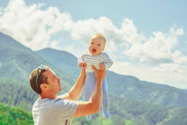 Dağların arkasında çocuklu bir baba