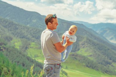 Dağların arkasında çocuklu bir baba