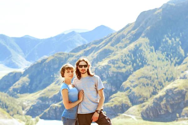 Ragazzo con una ragazza sullo sfondo delle montagne — Foto Stock