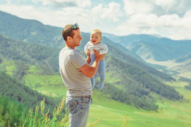 Dağların arkasında çocuklu bir baba