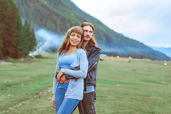 Ragazzo con una ragazza sullo sfondo delle montagne — Foto Stock