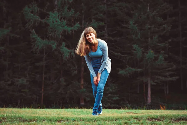 La ragazza vicino alla foresta — Foto Stock