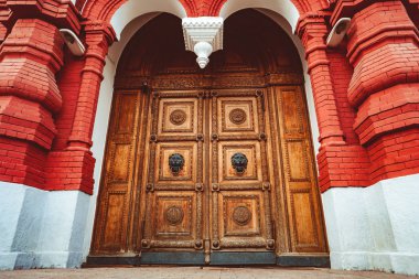 Sarayın büyük kapısı.