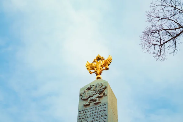 Brasão de armas da Rússia contra o céu — Fotografia de Stock