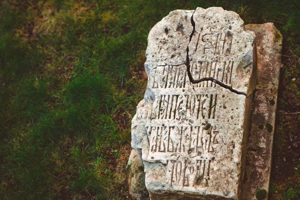 Eski bir taş mezar.
