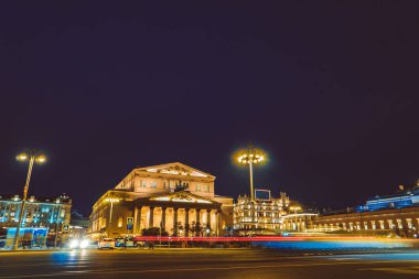 Moskova Rusya 'da gece şehir boyunca lekeli arabalar dolaşır.