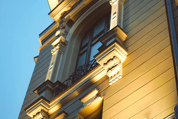 Fenêtres de maisons dans la ville de nuit — Photo