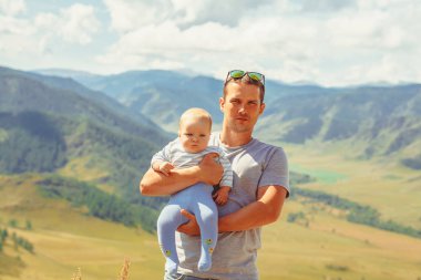 Dağların arkasında çocuklu bir baba