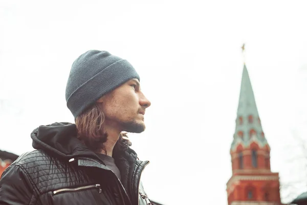 Mann auf dem Hintergrund des Kreml — Stockfoto