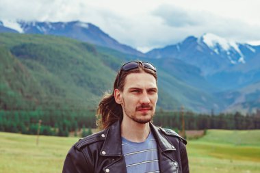 Adam karlı dağların arkasında duruyor.