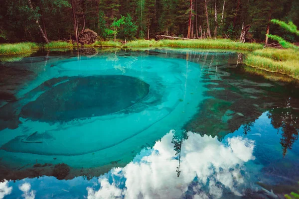 Lago termale nella Repubblica dell'Altai in Russia — Foto Stock