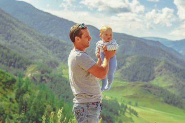 Dağların arkasında çocuklu bir baba